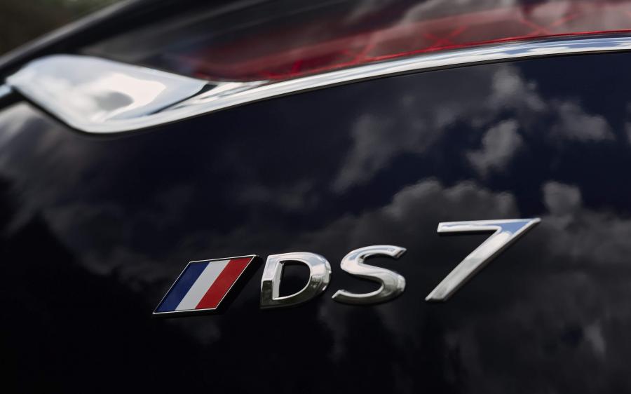 Логотип DS 7 Crossback Presidential (X74) 2017 года  (фото 7 из 10)